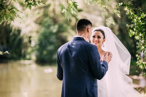 Paar op bruiloft lopen — Stockfoto