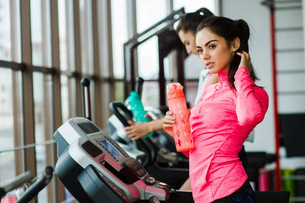 Unga kvinnor i gym — Stockfoto