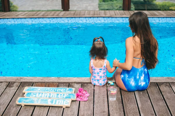 Madre e figlia vicino piscina — Foto Stock
