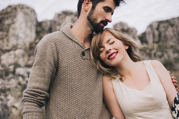 Pareja amorosa en las montañas — Foto de Stock