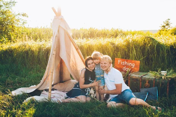 Familia feliz en el prado —  Fotos de Stock