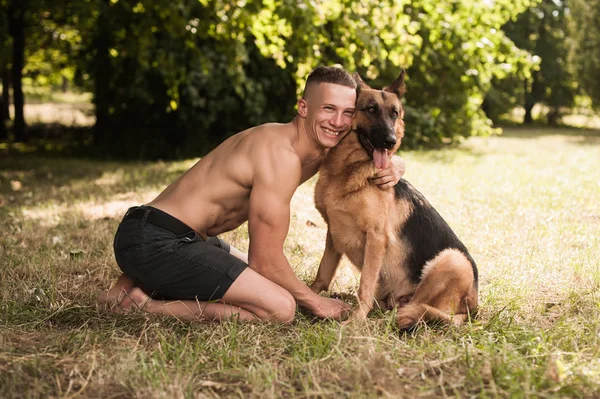 Hombre y perro atléticos — Foto de Stock