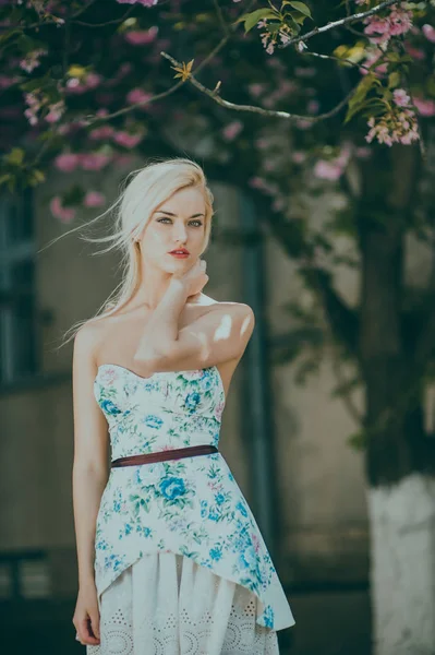 Jonge vrouw in het park — Stockfoto