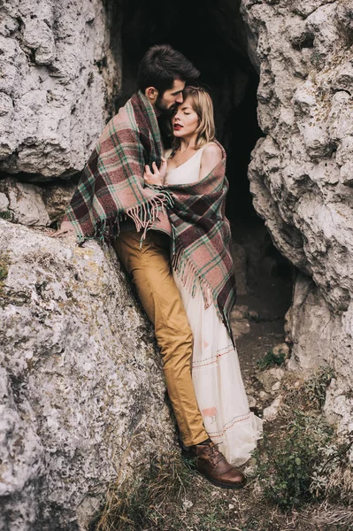 Loving couple in mountains — Stock Photo, Image