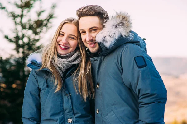 Jeune couple en forêt — Photo