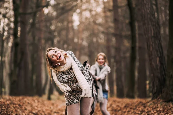 Tweeling in herfst bos — Stockfoto