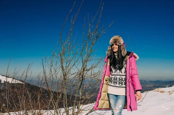 Donna a piedi in montagna — Foto Stock