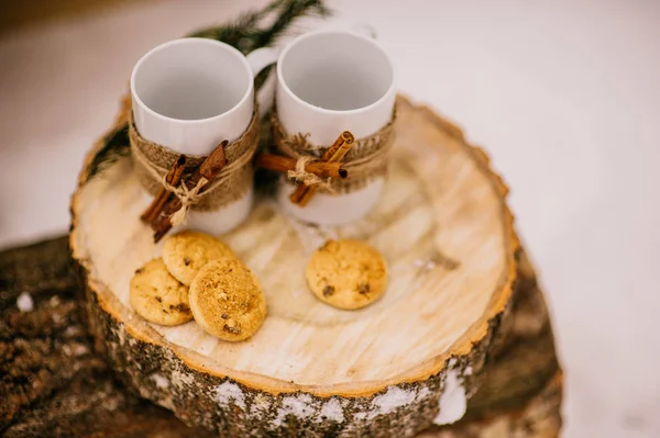 Tasses et biscuits sur moignon — Photo