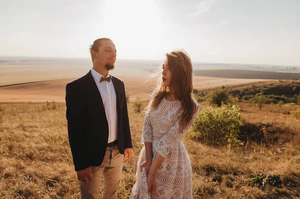 Loving couple in mountains — Stock Photo, Image