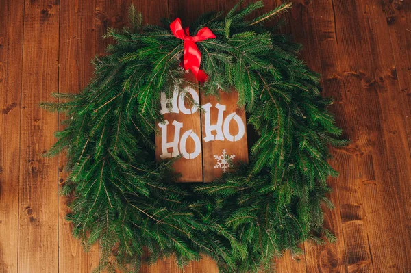 Рождественский венок на двери — стоковое фото