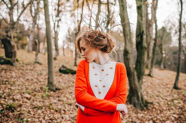 Jovem mulher na floresta — Fotografia de Stock