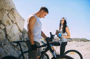 Bisiklet ile genç bir çift