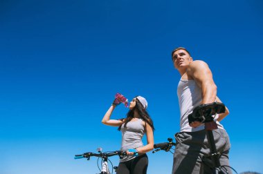 Bisiklet ile genç bir çift