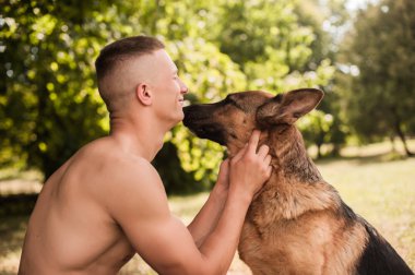 atletik insan ve köpek