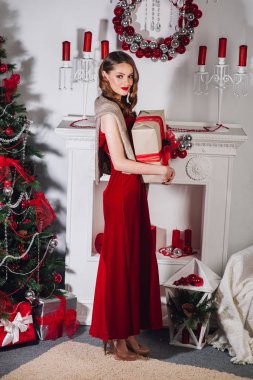  hediye ile genç kadın