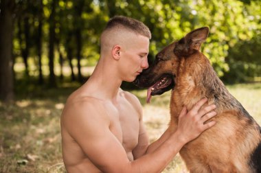 atletik insan ve köpek