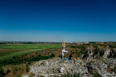 Yoga yapan genç kadın.