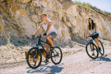 Bisikletli genç çift