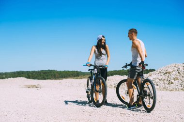 Bisiklet ile genç bir çift