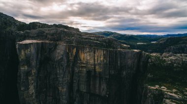 Güzel yaz canlı görünümü ünlü Norveçli turist yer trolltunga, troller dil göl ve dağ, Norveç, Odda '