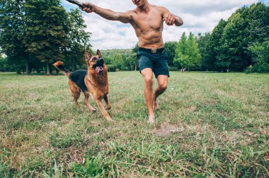 atletik insan ve köpek