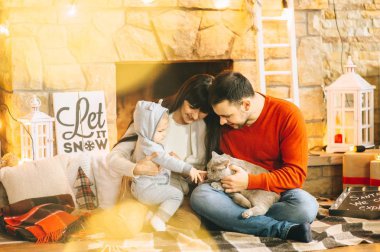 Genç aile Noel iç
