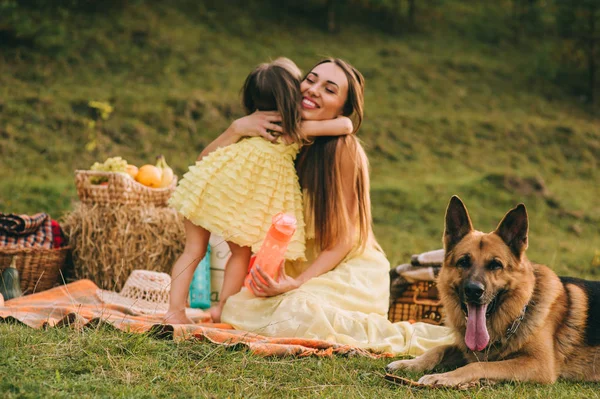 Madre e hija tienen picnic —  Fotos de Stock