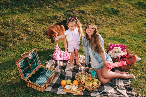 Мати і дочка мають пікнік — стокове фото