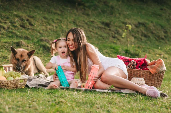 Moeder en dochter hebben picnic — Stockfoto