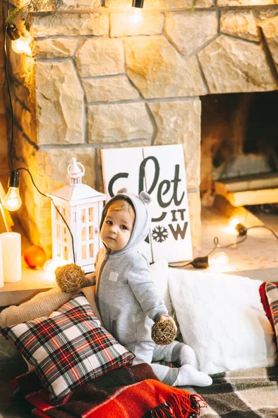 Junge im weihnachtlichen Interieur — Stockfoto