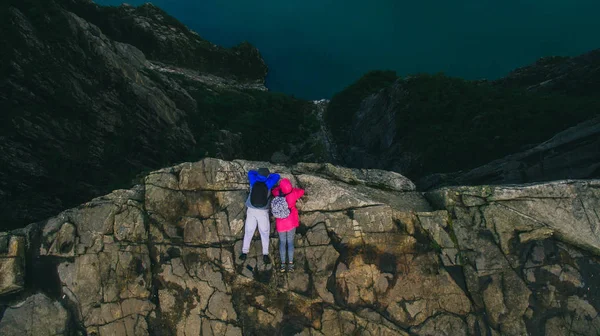 Casal apaixonado no penhasco na Noruega — Fotografia de Stock