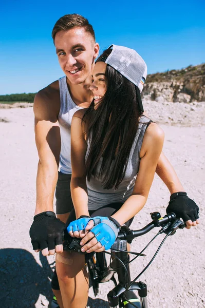 Νεαρό ζευγάρι με ποδήλατα — Φωτογραφία Αρχείου