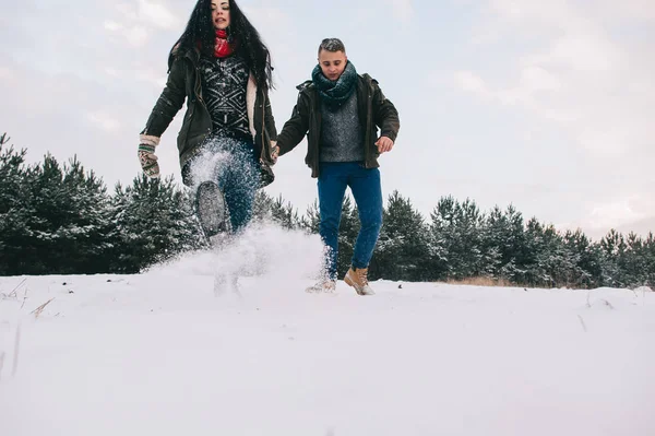 Любящая пара зимой — стоковое фото