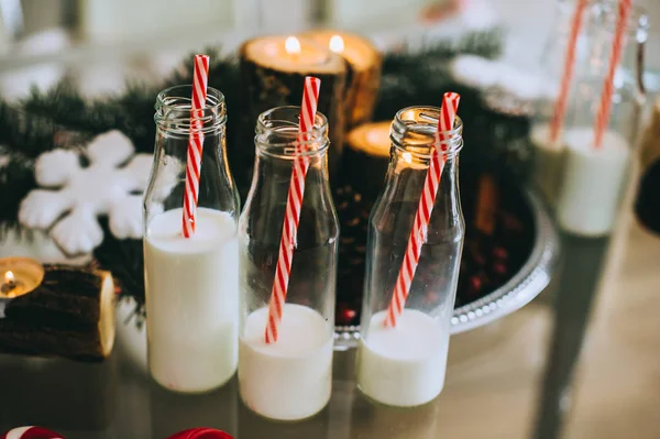 Verres avec lait et bougies — Photo