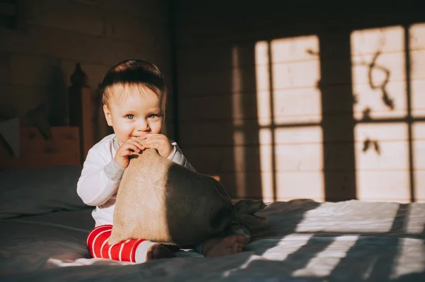 Niño pequeño con bolsa —  Fotos de Stock