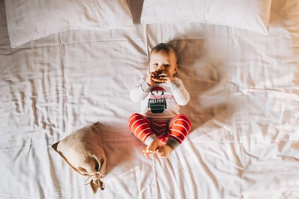 Pequeño niño comiendo galleta —  Fotos de Stock