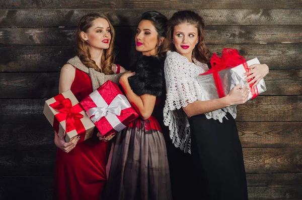 Mulheres bonitas com presentes — Fotografia de Stock