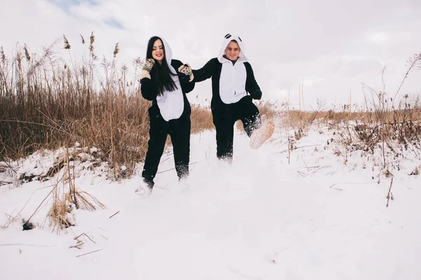 Paar im Anzug von Pandas — Stockfoto