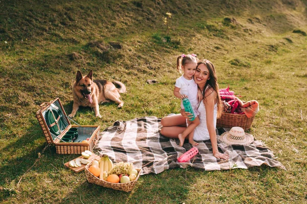 Anya és lánya van piknik — Stock Fotó