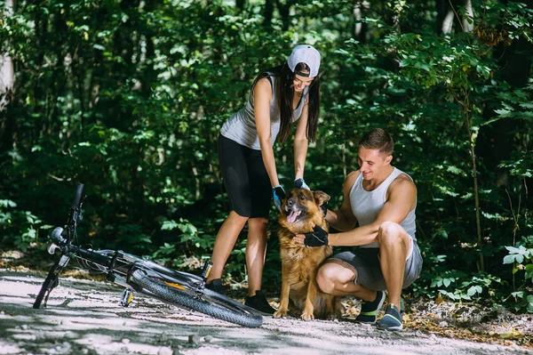 Pareja joven con bicicleta — Foto de Stock