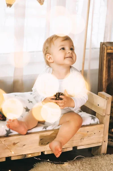 Junge im weihnachtlichen Interieur — Stockfoto