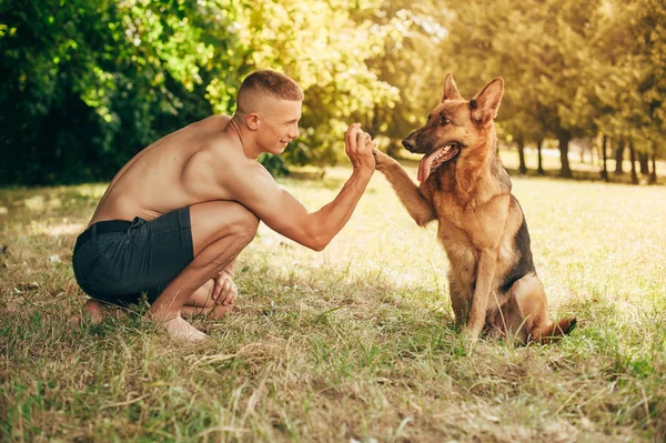 Uomo atletico e cane — Foto Stock