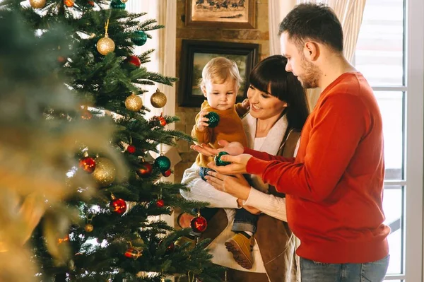 Aile Noel ağacının yakınında — Stok fotoğraf
