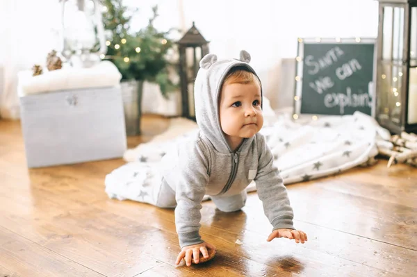 Junge im weihnachtlichen Interieur — Stockfoto