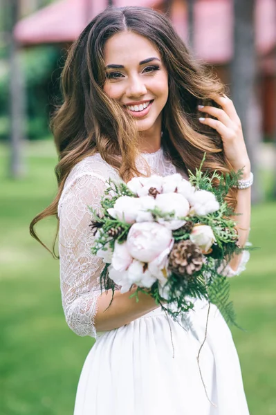 Schön lächelnde Braut — Stockfoto