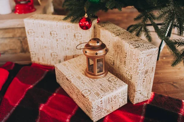 Lantaarn en kerst cadeaus — Stockfoto