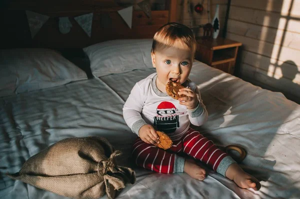 Kleiner Junge isst Plätzchen — Stockfoto