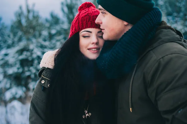 Milující pár v zimě — Stock fotografie