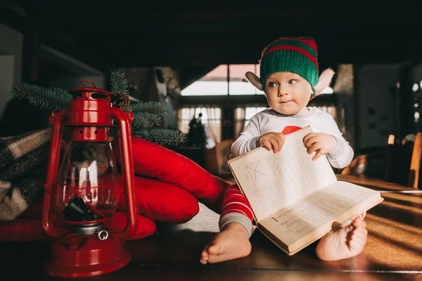 Anak kecil dengan hadiah Natal — Stok Foto