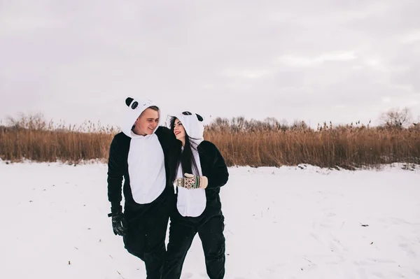 Pár v oblecích pandy — Stock fotografie